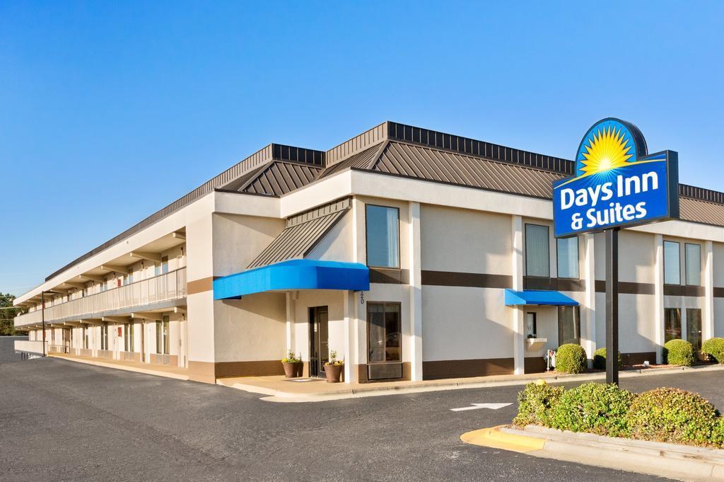 Days Inn & Suites By Wyndham Fort Bragg/Cross Creek Mall Fayetteville Exterior photo
