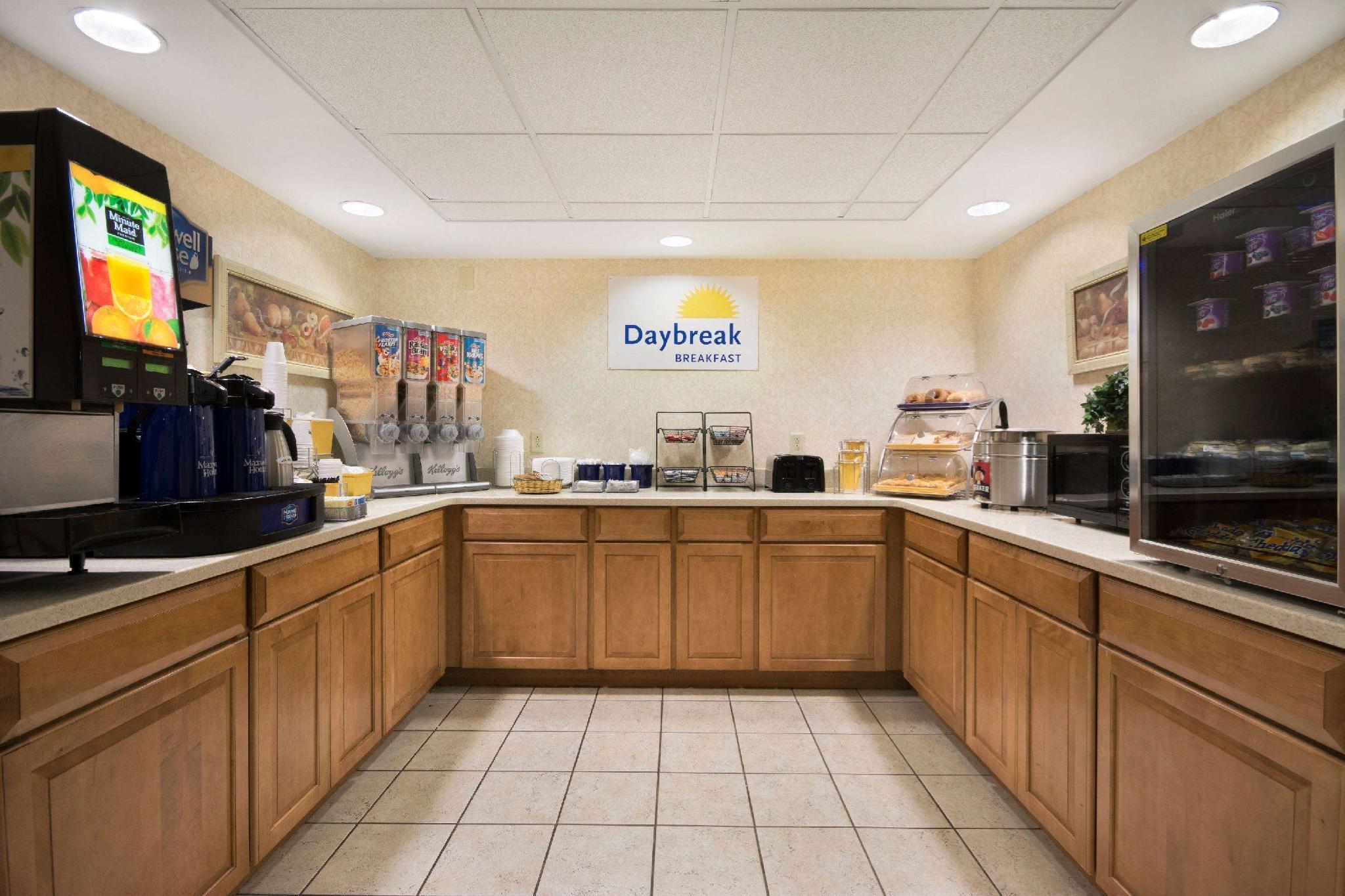 Days Inn & Suites By Wyndham Fort Bragg/Cross Creek Mall Fayetteville Exterior photo