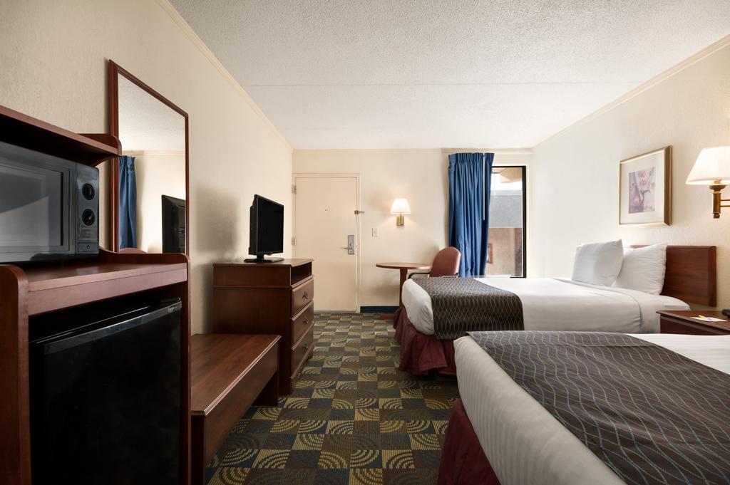 Days Inn & Suites By Wyndham Fort Bragg/Cross Creek Mall Fayetteville Exterior photo