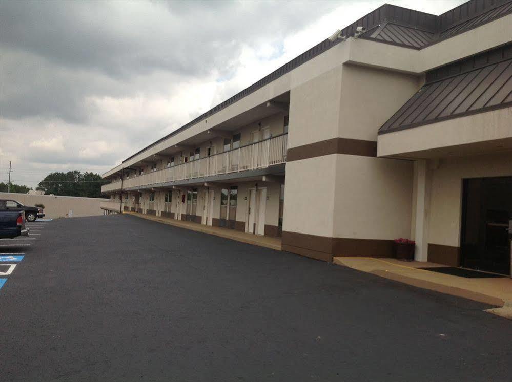 Days Inn & Suites By Wyndham Fort Bragg/Cross Creek Mall Fayetteville Exterior photo