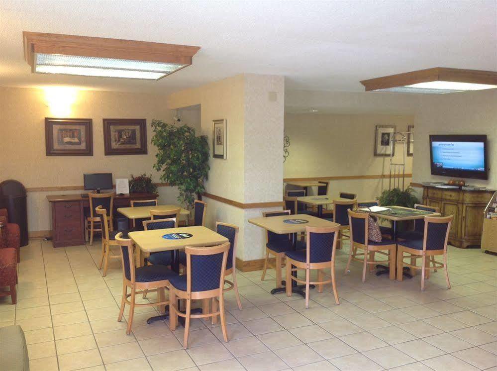 Days Inn & Suites By Wyndham Fort Bragg/Cross Creek Mall Fayetteville Exterior photo